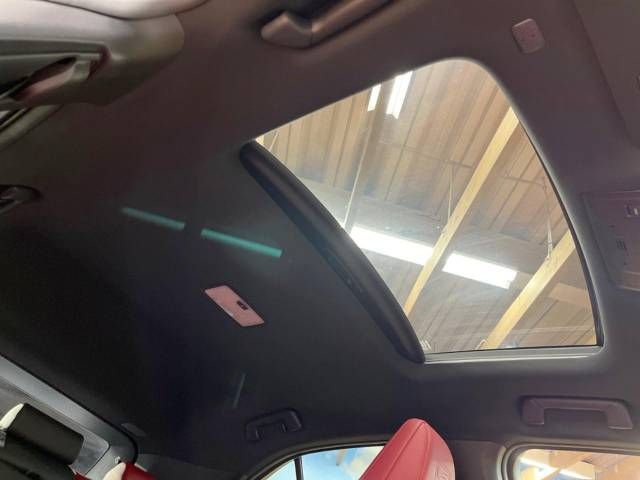 Lexus UX 2019-03 193625-2