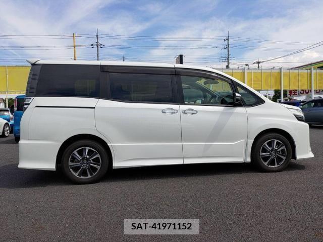 Toyota VOXY 2018-12 370483-10