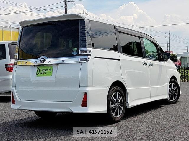 Toyota VOXY 2018-12 370483-1