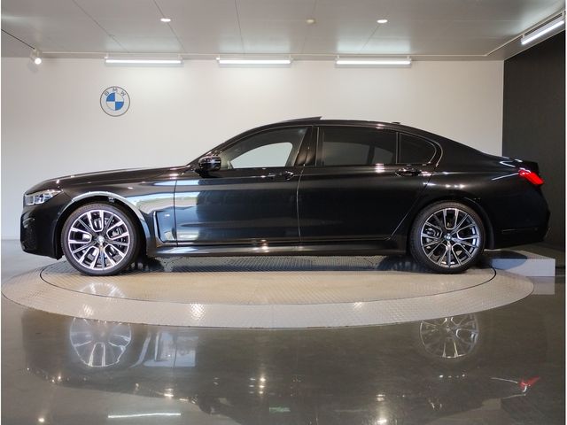 Bmw 7 SERIES 2022-08 25122-1