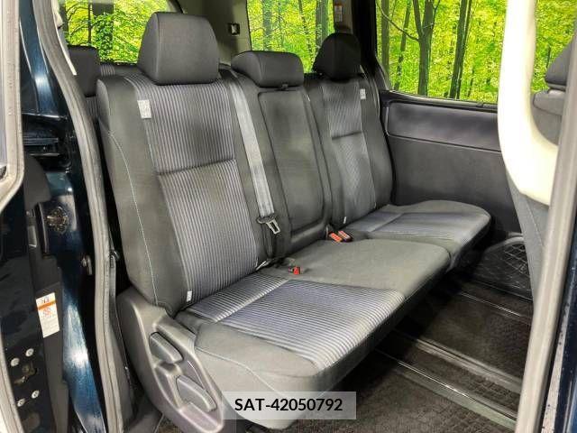 Toyota VOXY 2015-01 205974-8