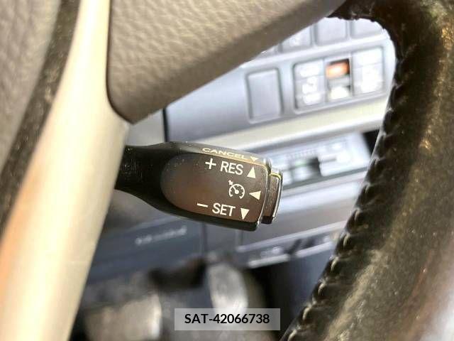 Toyota NOAH 2017-08 227275-7