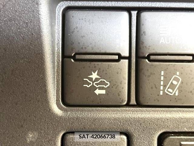 Toyota NOAH 2017-08 227275-6