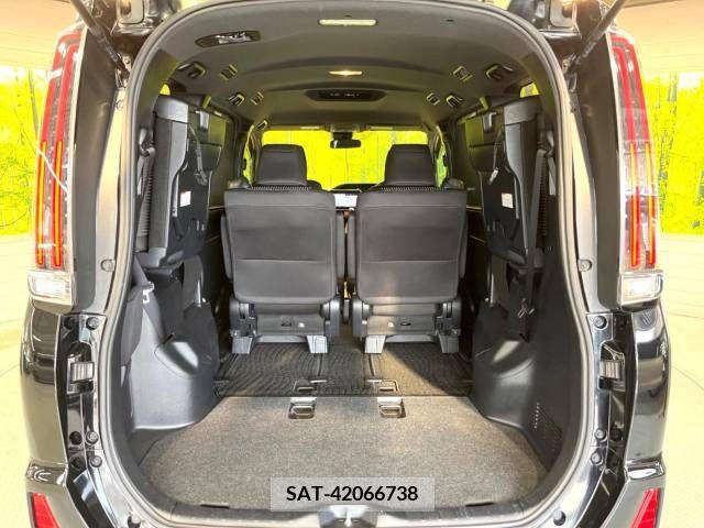 Toyota NOAH 2017-08 227275-11