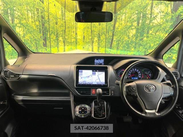 Toyota NOAH 2017-08 227275-1