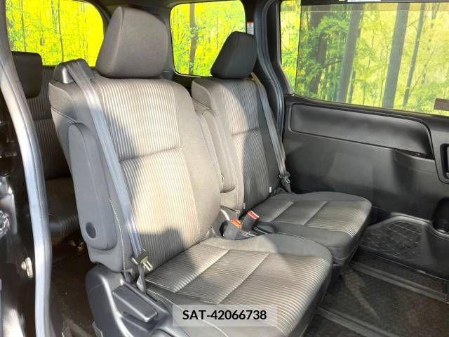 Toyota NOAH 2017-08 227275-9
