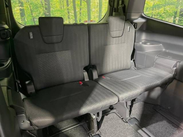 Toyota VOXY 2023-05 181697-12