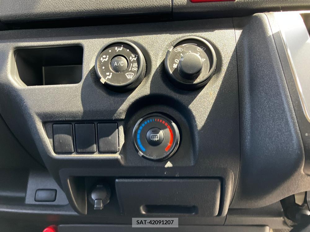 Toyota HIACE VAN 2017-01 258463-18