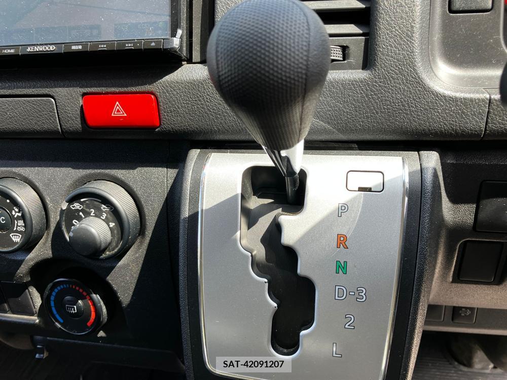 Toyota HIACE VAN 2017-01 258463-24