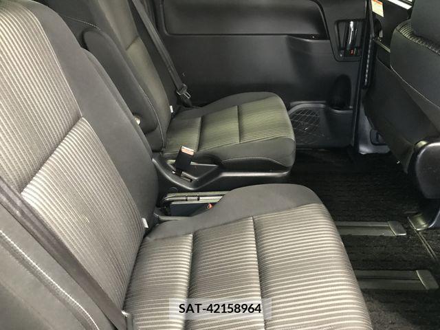 Toyota VOXY 2019-07 348593-14