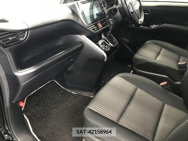 Toyota VOXY 2019-07 348593-18