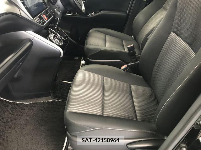 Toyota VOXY 2019-07 348593-19