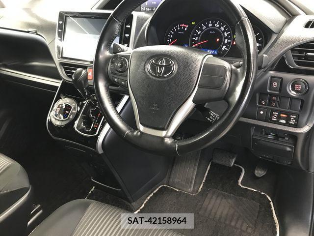Toyota VOXY 2019-07 348593-11