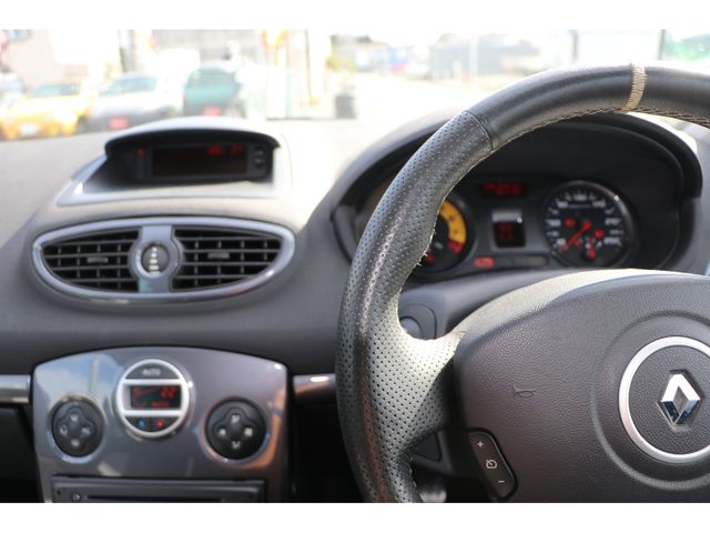 Renault LUTECIA 2010-11 189573-4