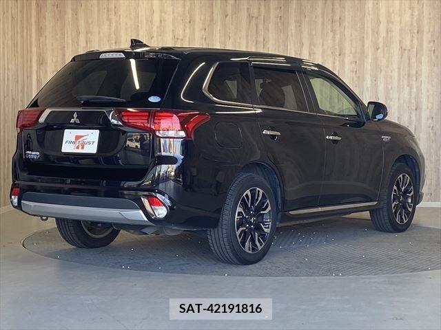 Mitsubishi OUTLANDER PHEV 2015-08 281123-4