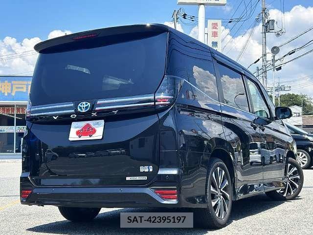 Toyota VOXY HYBRID 2023-03 370600-2