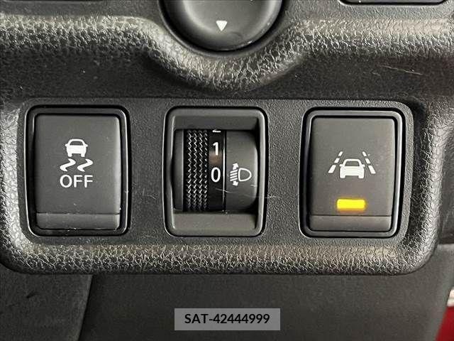 Nissan NOTE 2017-05 302417-6