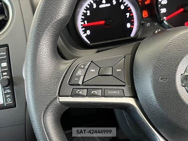 Nissan NOTE 2017-05 302417-18