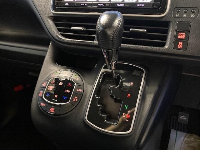 Toyota NOAH 2014-01 33-19