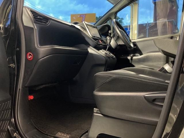 Toyota NOAH 2014-01 33-11