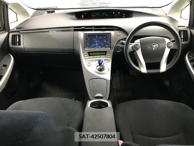 Toyota PRIUS 2013-04 335328-7