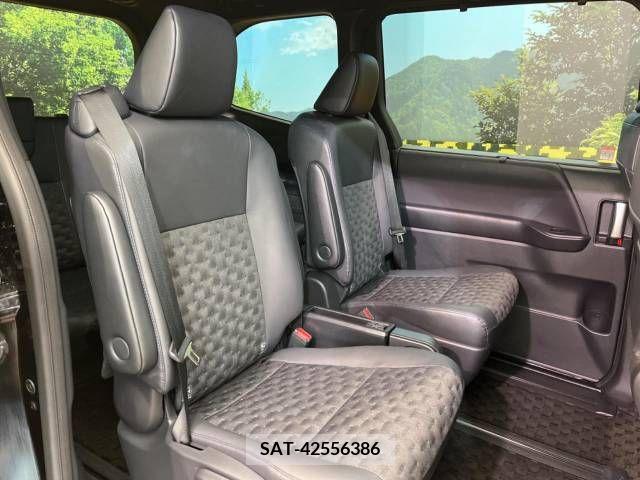 Toyota VOXY HYBRID 2022-04 381131-9