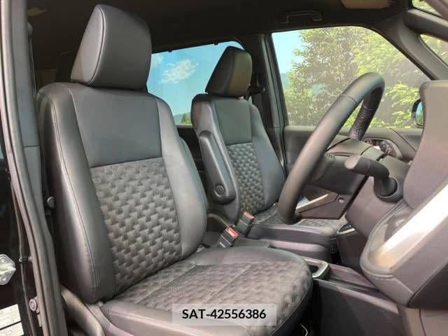 Toyota VOXY HYBRID 2022-04 381131-8