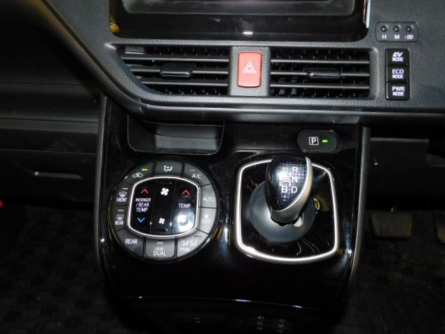 Toyota NOAH HYBRID 2018-11 9205-11