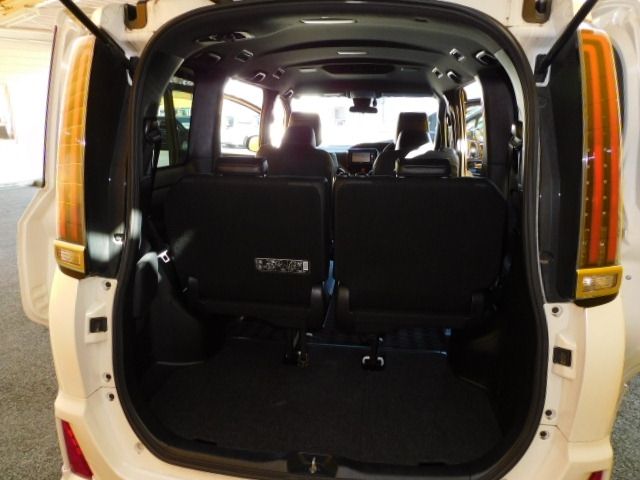 Toyota NOAH HYBRID 2018-11 9205-3