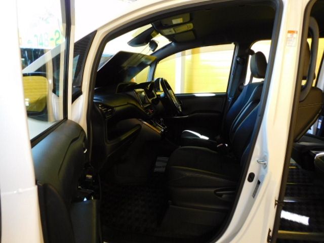 Toyota NOAH HYBRID 2018-11 9205-4