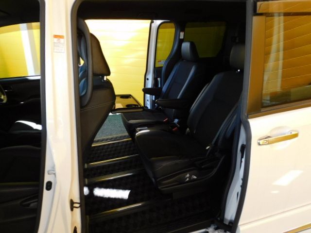Toyota NOAH HYBRID 2018-11 9205-5