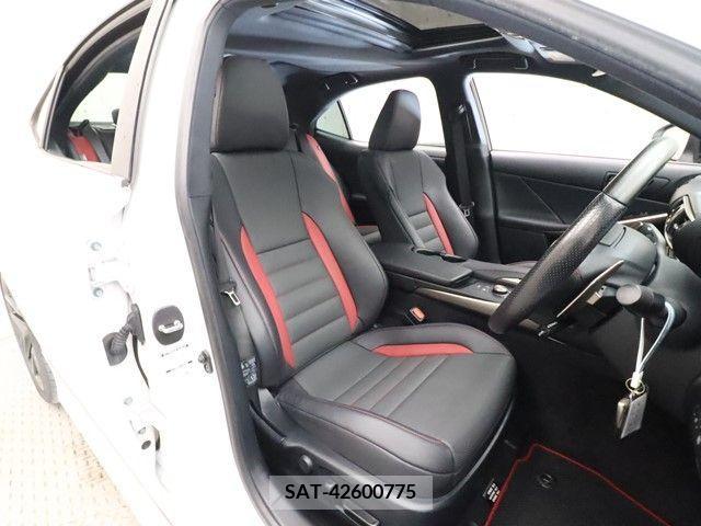 Lexus IS 2019-04 300091-3