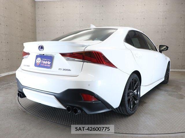 Lexus IS 2019-04 300091-1