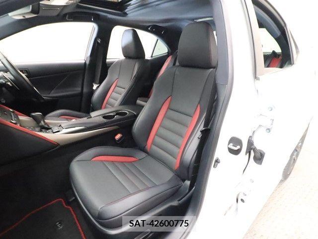 Lexus IS 2019-04 300091-5
