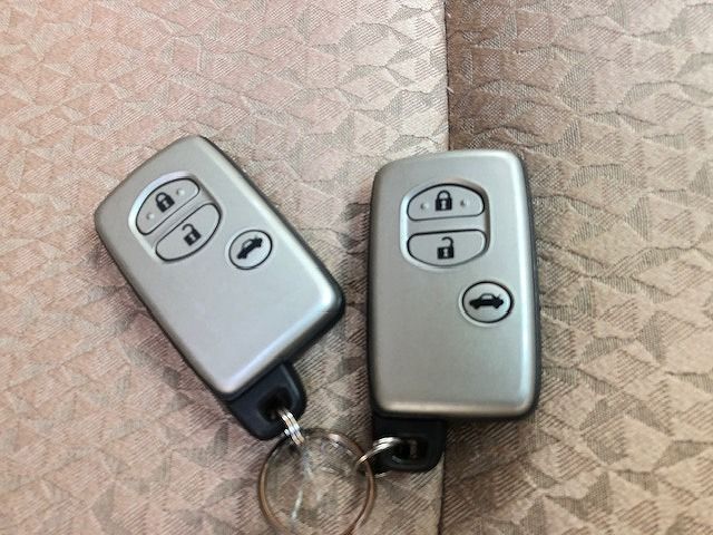 Toyota CROWN SEDAN 2010-11 180648-25