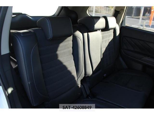 Mitsubishi OUTLANDER PHEV 2016-08 215333-17