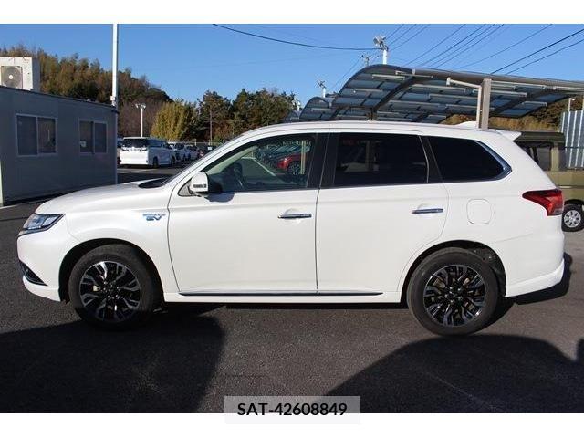 Mitsubishi OUTLANDER PHEV 2016-08 215333-10