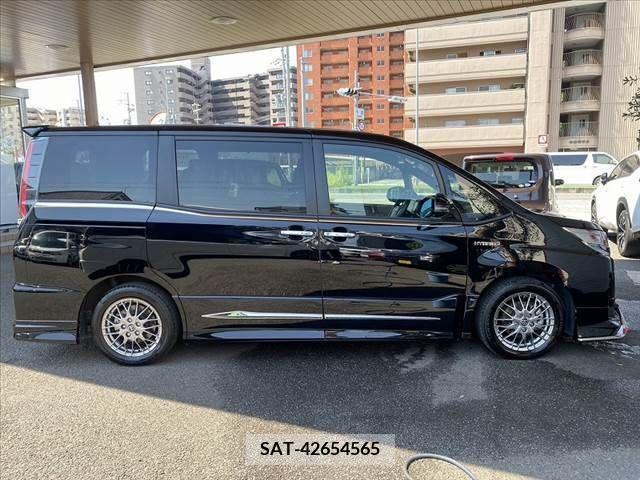 Toyota NOAH 2019-04 322845-9