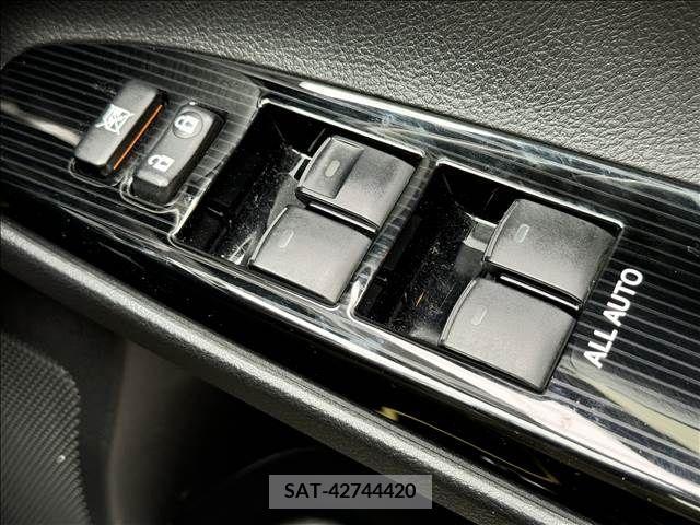 Toyota MARK X 2014-09 325580-17