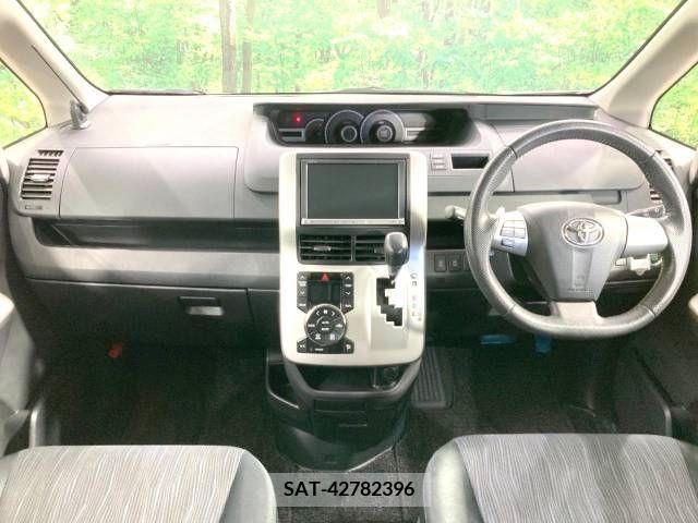 Toyota NOAH 2013-02 229006-1