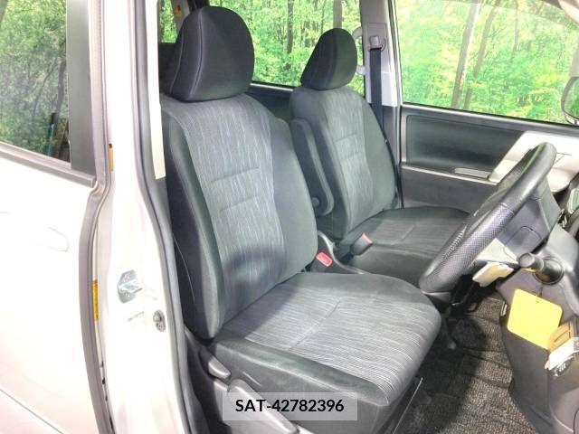 Toyota NOAH 2013-02 229006-7