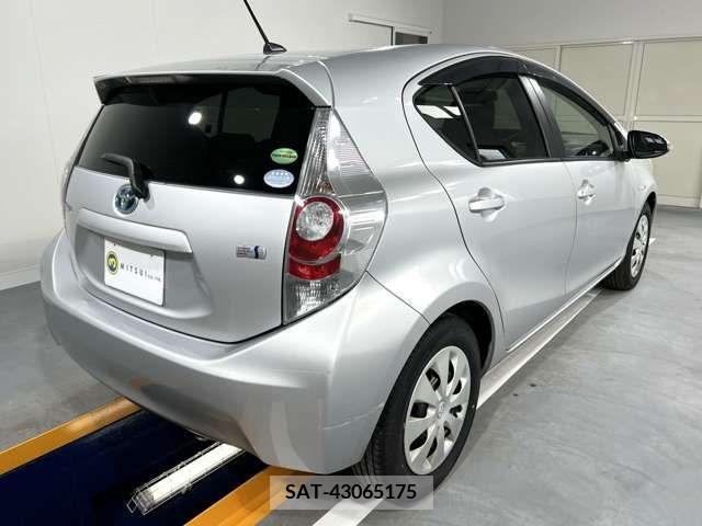 Toyota AQUA 2013-01 218698-7