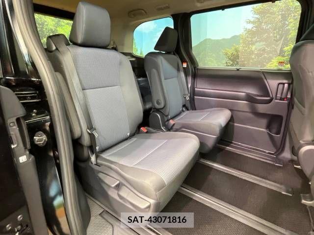 Toyota NOAH 2023-04 207704-9