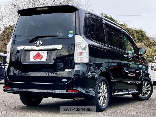 Toyota VOXY 2013-10 227137-2