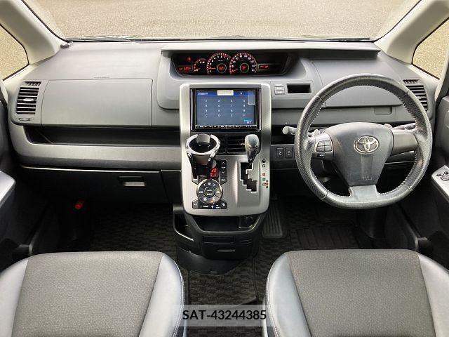 Toyota VOXY 2013-10 227137-1