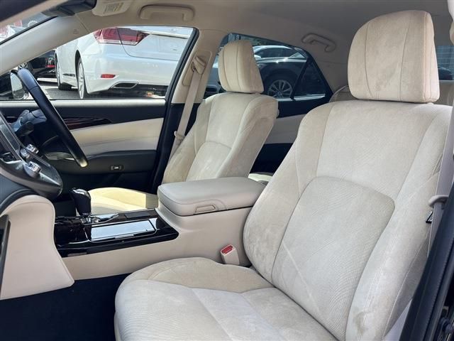 Toyota CROWN SEDAN 2017-08 3840-18