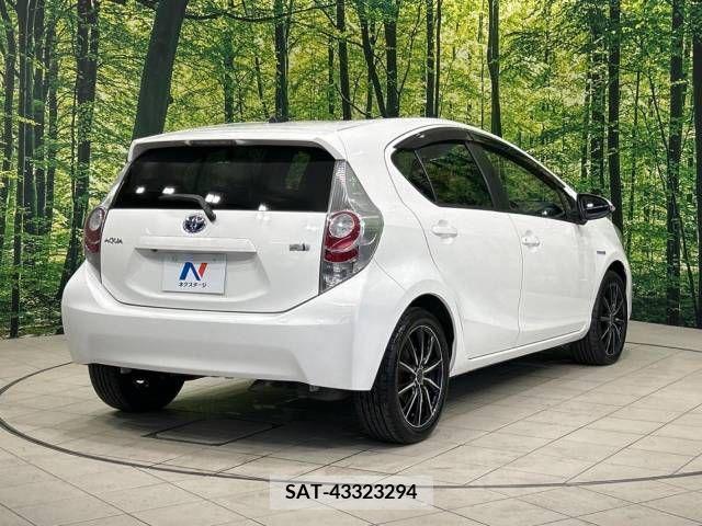 Toyota AQUA 2013-07 339089-17