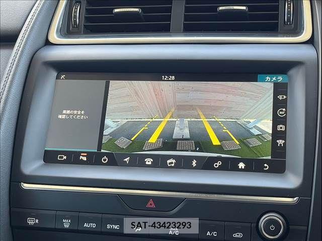 Jaguar E-PACE 2018-06 315779-3