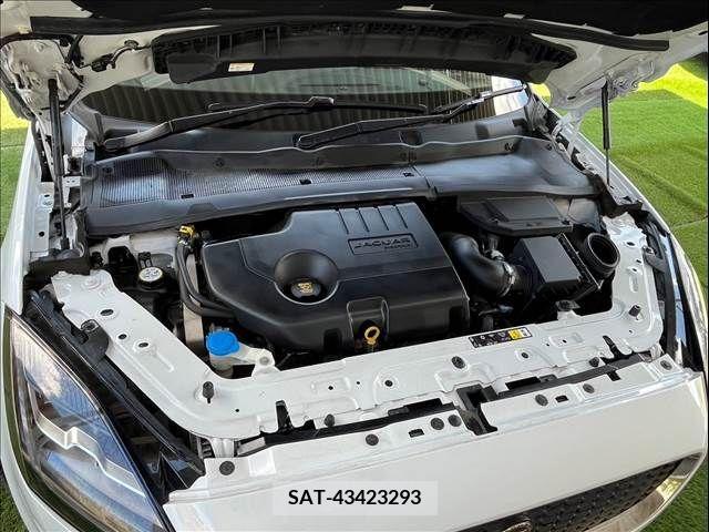 Jaguar E-PACE 2018-06 315779-11