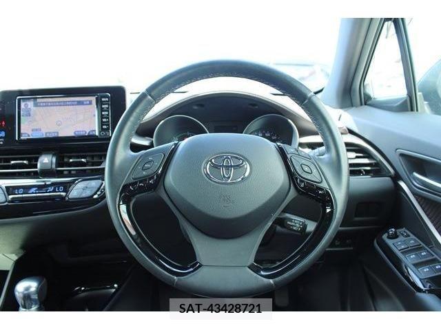 Toyota C-HR 2017-05 357857-15